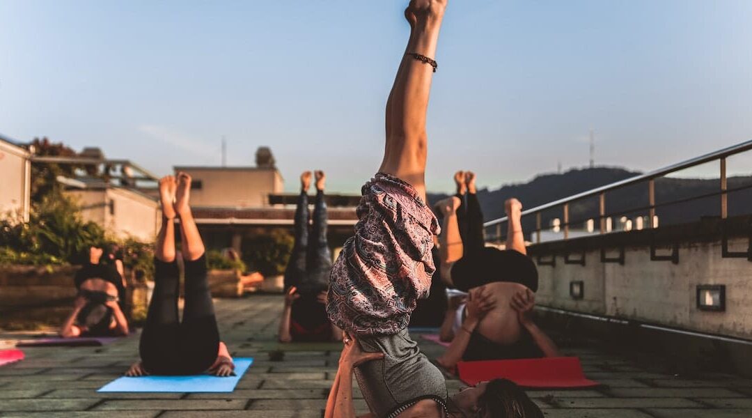 Surya namaskar, cómo hacer las doce posturas del Saludo al Sol