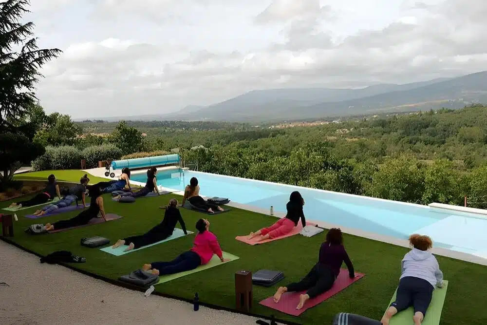 grupo personas en retiro de yoga