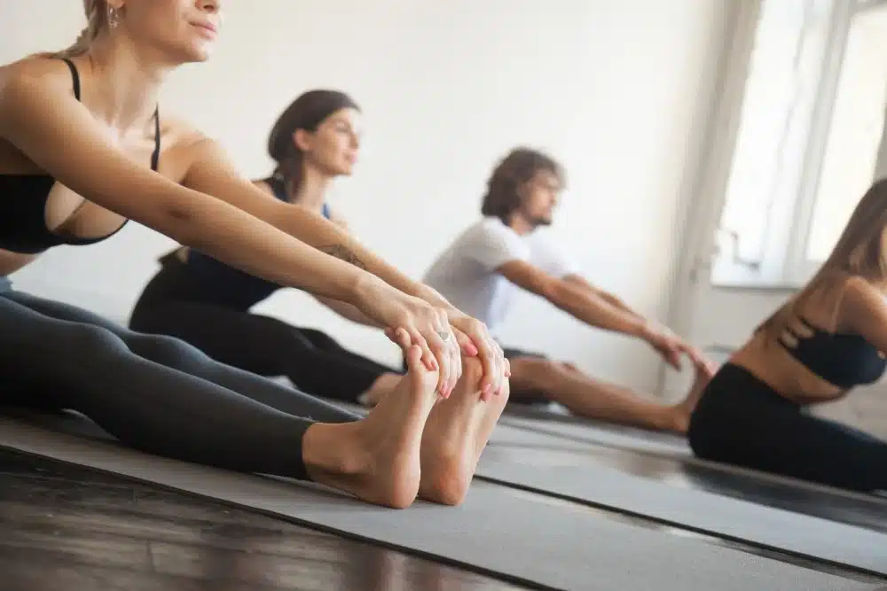 alumnos en una clase de yoga
