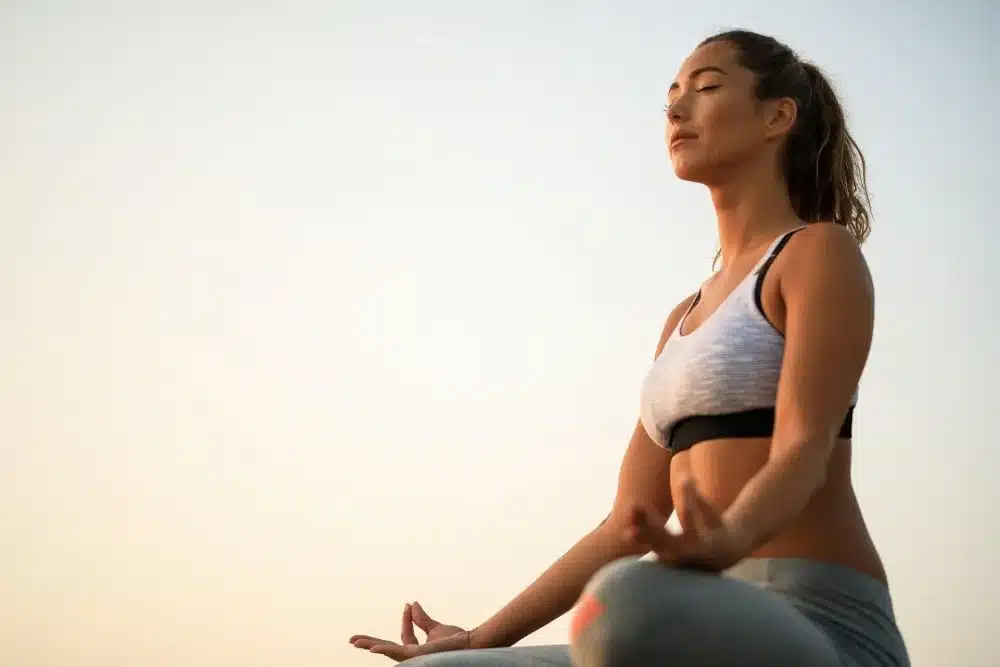 mujer practicando yoga relajada