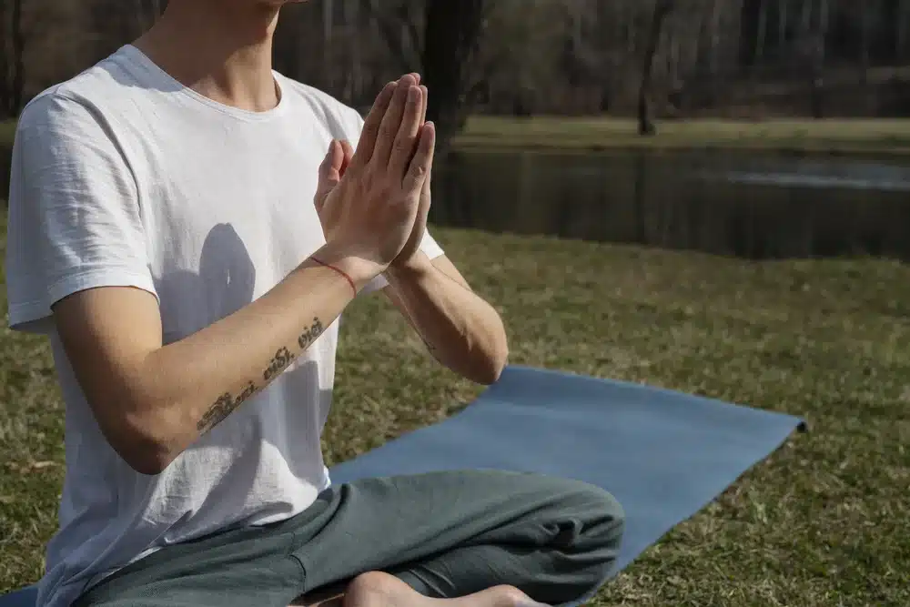 persona practicando yoga afuera