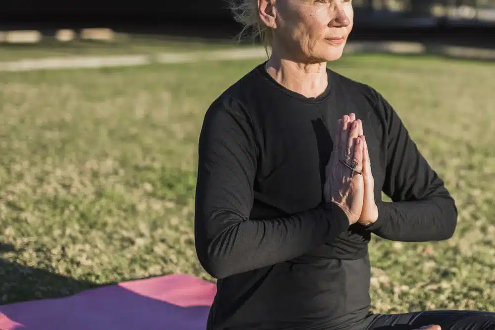 cultivo mujer meditando parque