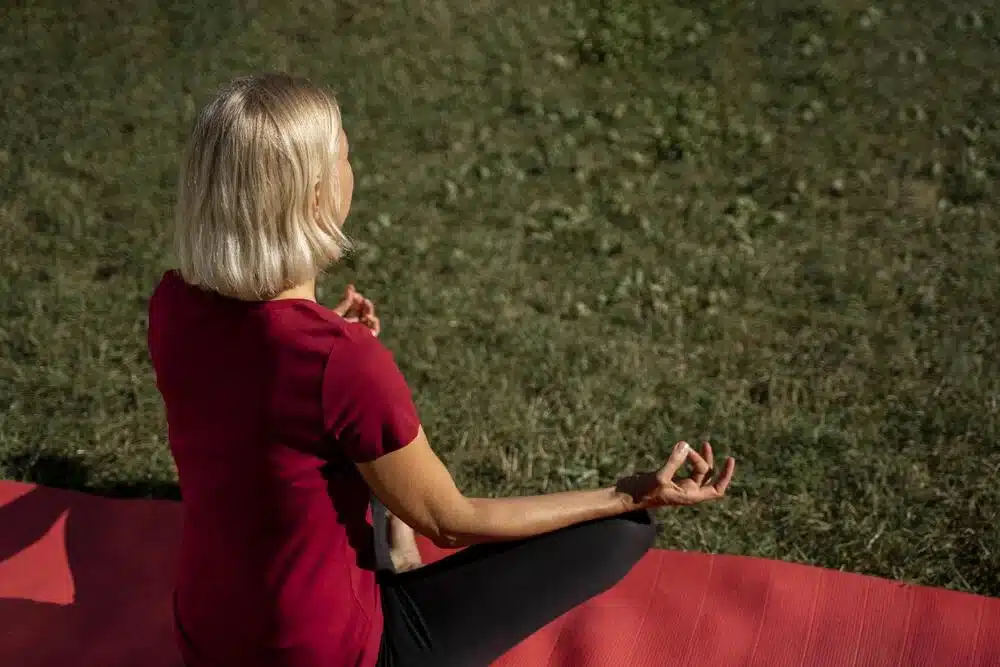 mujer angulo alto al aire libre haciendo yoga