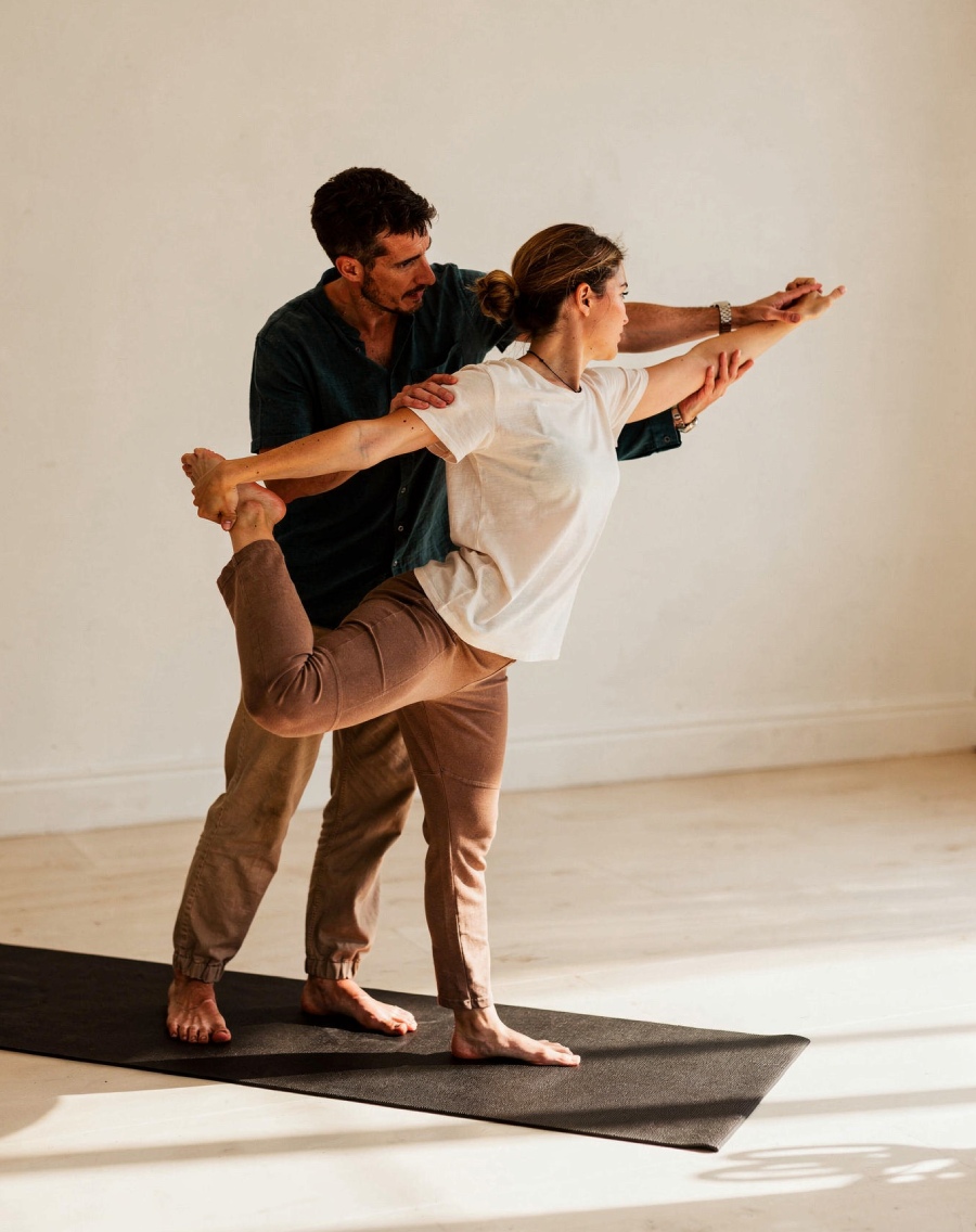 profesor de yoga con alumna